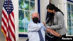 Președintele Statelor Unite, Joe Biden, ridicându-și mâneca pentru cea de-a treia doză de vaccin, la Casa Albă, pe 27 septembrie 2021. Urmează să anunțe astăzi noi măsuri obligatorii contra COVID-19.