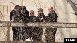 Мадамин Каратаев Бишкектеги өлүккананын жанында чогулган адамдар менен. 