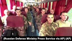 Skupina ruskih vojnika zarobljenih u regiji Kursk u autobusu nakon što su pušteni u razmjeni zarobljenika između Rusije i Ukrajine,14.9.2024.