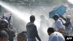 Policija je upotrebila vodeni top da rastera demonstrante, Naypyidaw 8. februara