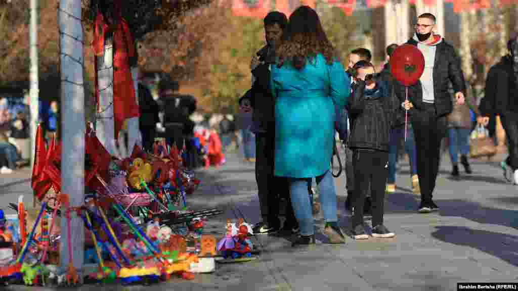 Një nënë duke blerë lodra për fëmijë.