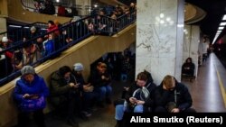 Люди ховаються всередині станції метро під час російської атаки, Київ, 17 листопада 2024 року
