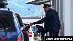 Kosovë: Policë të Kosovës në pikën kufitare në Merdare.
