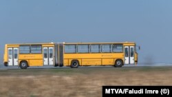 A tavaszi lezárások alatt sokszor nem volt gond a tömeg vagy maszk a Volán buszain. Itt például egy utasa sem volt ennek az épp Csepel felé haladó menetrendszerinti járatnak.