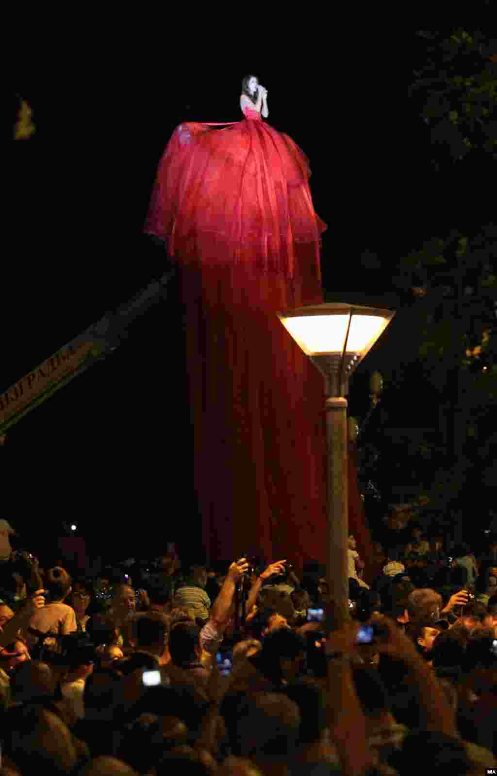 Прослава на 20-годишнината од референдумот за самостојност на Македонија. Пејачката Каролина Гочева пее качена на кран.