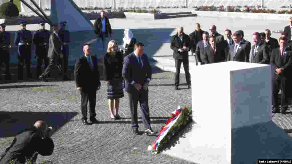 За време на донаторската конференција за инвестиции во Сребреница во 2015 година, Милорад Додик, тогашен претседател на Република Српска, Жељка Цвијановиќ, премиер на Република Српска и Драган Лукач, министер за внатрешни работи на РС, им оддадоа почит на жртвите на геноцидот во Меморијалниот центар Поточари.