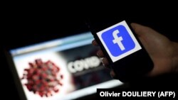 A Facebook logója, háttérben a koronavírus - 