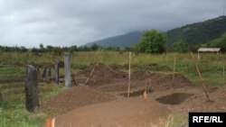 Никого из родственников на кладбище не пригласили, хотя их присутствие в соответствии с традициями обязательно