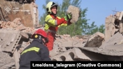 Пошуково-рятувальні роботи тривають, повідомляє ДСНС