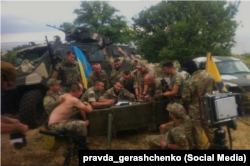 Ще одна фотопостановка. Українські вояки позують – як на картині Іллі Рєпіна «Запорожці пишуть листа...». Фото зроблене навесні 2022 року – в перші місяці широкомасштабного вторгнення Росії