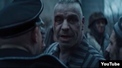 Imagine dintr-un videoclip al grupului de heavy metal Rammstein, numit astfel după baza militară a SUA din Ramstein, în Renania-Palatinat, Germania.