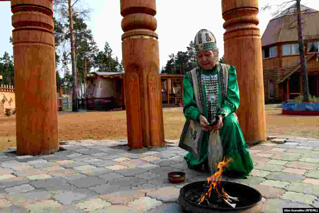 Сахалыктар үйүнө келген мейманды от жагып, сый көрсөтүп, тосуп алат