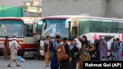 شماری از افغان‌ها در انتظار ترک افغانستان به مقصد ایران (تصویر آرشیف)