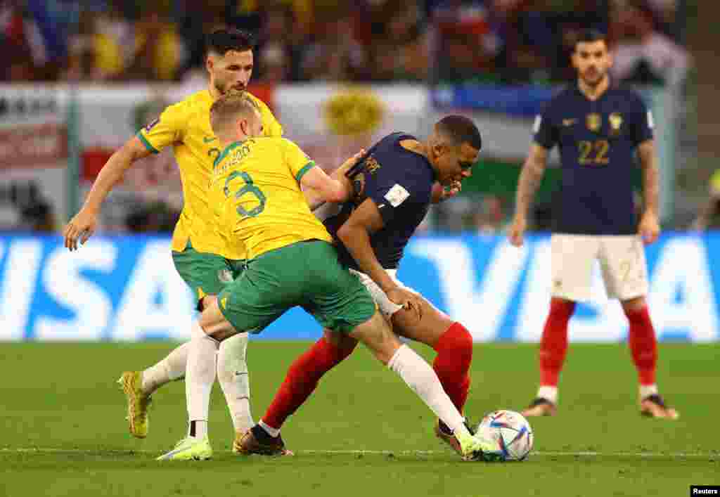 Дүйнө чемпионатынын алдында букмекерлер рейтингин жарыялап, фаворит саналган командаларды атаган. Алардын божомолунда кубоктун башкы талапкери катары биринчи орунда Бразилия, экинчиде Франция, үчүнчүдө Аргентина аталган эле. D тайпасында Франция биринчи беттешин Австралияга каршы ойноп, 4:1 эсебинде жеңди.&nbsp; D&nbsp;тобу:&nbsp;Франция, Австралия, Дания, Тунис.