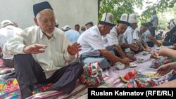 Жалал-Абад шаарындагы айттаган аксакалдар. Өлкөнүн көпчүлүк аймактарында коронавируска байланыштуу жарыяланган өзгөчө кырдаал режими алына элек. 31-июль.