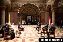 Ferenc pápa találkozója Áder János köztársasági elnökkel Orbán Viktor miniszterelnökkel és Semjén Zsolt miniszterelnök-helyettessel 2021. szeptember 12-én.