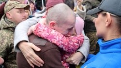 Обійми рідних та сльози радості: як зустріли звільнених з полону українських захисників (відео)