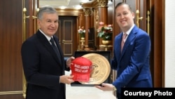 Өзбекстан президенті мен АҚШ-тың Оңтүстік және Орталық Азия жөніндегі арнайы уәкілі Серджио Гор.