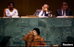 Муаммар Каддафі (в центрі)