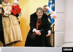 Новообраний президент України Віктор Ющенко випускає голубів на Майдані Незалежності в Києві в неділю, 23 січня 2005 року