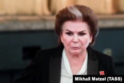 Valentyina Tyereskova, a világ első női űrhajósa egy újévi gálán a Bolsoj Színházban, 2019. december 26-án. Nemcsak az Egységes Oroszország parlamenti képviselője, egy magyar alternatív képzőművész-énekesnő művésznevét is ő adta