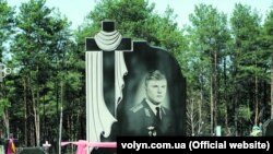 Порожня могила та пам’ятник, які спорудили зниклому 30 років тому Ігореві Бєлокурову в рідному селі на Волині