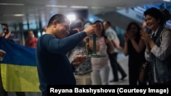 Адвокат Еміль Курбедінов у київському аеропорту «Бориспіль» після повернення з Ірландії