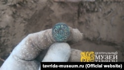 Монета, знайдена на розкопках поблизу Перекопського валу. Північний Крим, 2017 рік