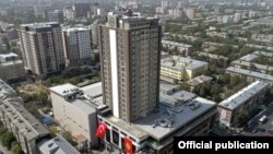 Бишкектин чок ортосунда жайгашкан Sheraton мейманканасы. 