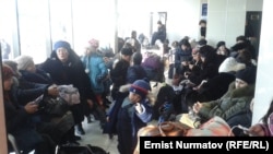 Ожидающие вылета пассажиры в аэропорту города Оша.