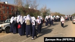 Казакстанда окуучу кыздар мектепке кирүү үчүн хижабын чечүүгө каршы чыгышкан. Мактаарал району, Түркстан облусу. 5-сентябрь, 2018-жыл.