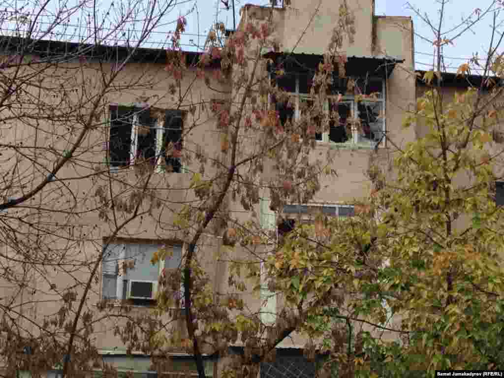 Ок атышуудан үйдүн терезелери талкаланган