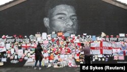 Mesaje de susținere pentru jucătorul Marcus Rashford după finala Campionatului European.