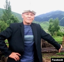 Тажикстандын Жерге-Тал аймагынан Кыргызстанга көчүп келген журналист Абдил-Ахат Курбанов. Бул сүрөт Чоң-Кеминдеги Калмак-Ашуу кыштагынын жанында тартылган. 2020-жылдын 1-октябры.