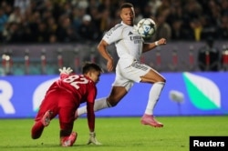 "Реал" ойыншысы Килиан Мбаппе пен "Қайрат" қақпашысы Шерхан Қалмұрза (82). Алматы. 30 қыркүйек 2025 жыл.