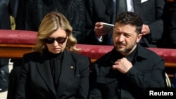 Președintele ucrainean Volodimir Zelenski și soția lui, Olena, participă la funeraliile Papei Francisc. 26 aprilie 2025.