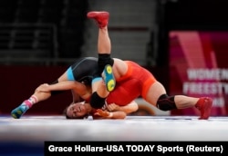 Поединок Айпери Медет кызы ( в темно-синей форме) и Аделин Марии Грэй (США), Токио, 1 августа 2021 г.