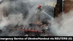 Рятувальники ліквідують наслідки одного з попередніх російських ударів у Прилуках, Чернігівська область, архівне фото