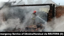 Рятувальники ліквідують наслідки одного з попередніх російських ударів у Прилуках, Чернігівська область, архівне фото