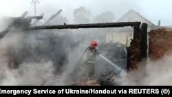 Рятувальники під час гасіння пожежі, що виникла через російський удар, на Чернігівщині, 5 червня 2025 року