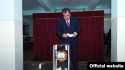 Тажикстан, Дүшөмбү. Тажик президенти Эмомали Рахмон 22-майда өткөн референдум учурунда добуш берүүдө. 