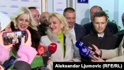 Nakon postignutog dogovora o novoj vlasti u Podgorici: gradonačelnik Saša Mujović (desno), predsjednica Skupštine Podgorice Jelena Borovinić Bojović (u sredini), zamjenica gradonačelnika Nađa Ljiljanić (lijevo) 