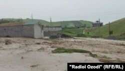 Тажикстандын Куляб шаарындагы суу ташкын. 11-май, 2021-жыл. Архивдеги сүрөт.
