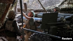 Artileriștii Brigăzii 152 Separate Jaeger pregătesc un obuzier M114 pentru a trage spre trupele ruse, lângă orașul de front Pokrovsk, regiunea Donețk, Ucraina, 15 octombrie 2025. 