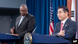 Secretarul american al Apărării, Lloyd Austin, și omologul său sud-corean, Kim Yong Hyun, îngrijorați cu privire la operațiunile Rusiei de a trimite 10-12.000 de soldați nord-coreeni pe frontul din Ucraina. Moscova și Phenianul decid astfel extinderea și escalarea conflictului. 