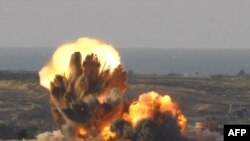 در هفتمین روز از تهاجم به غزه نیروی هوایی اسرائیل در حدود ۲۰ هدف را بمباران کرد که دو فلسطینی در پی اصابت موشک به خانه‌‌شان جان باختند. (عکس: AFP)