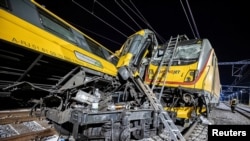 Пожежники працюють на місці аварії потяга в Пардубіце, Чхія, 6 червня 2024 року