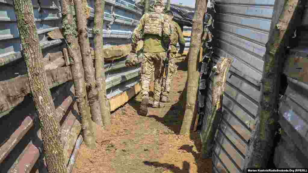 Тим часом бойові позиції військових, кажуть вони, потребують дообладнання після зимового періоду. Так чи інакше, бойові дії тривають, а окоп &ndash; надійне укриття. Як кажуть солдати, &laquo;чим глибше закопався, тим живіший будеш&raquo;