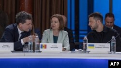 Președintele României, Nicușor Dan, discutând cu președinta R. Moldova, Maia Sandu, și cu președintele Ucrainei, Volodimir Zelenski, la summit-ul Ucraina – Europa de Sud-Est, la Odesa, pe 11 iunie, 2025