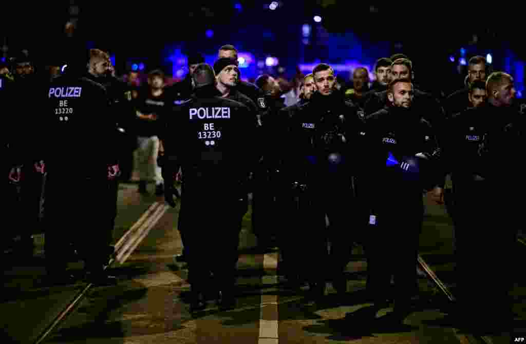 La Berlin, unde se țin de 1 Mai demonstrații multiple, uneori cu accente violente, polițiștii au început ziua de muncă în noaptea din ajun, când au supravegheat o demonstrație queer-feministă, &bdquo;Noaptea valpurgiilor&rdquo;.&nbsp;